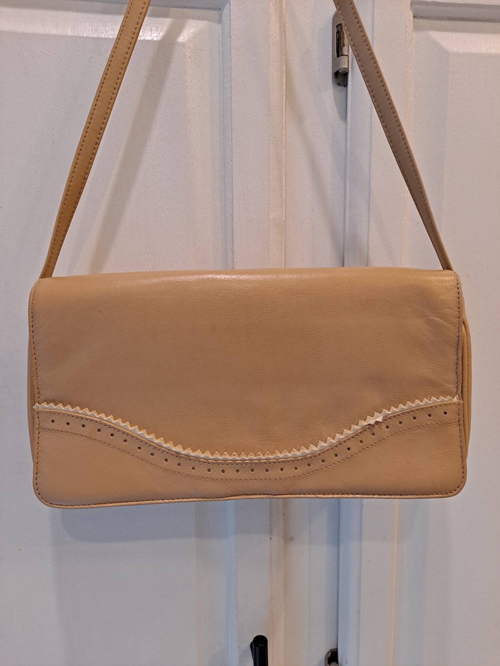 Worthington Cream Tan Leather Shoulder Baguette w/Scallop Trim Vintage